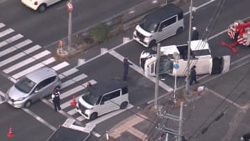 乗用車が横転…車やバイク5台が多重事故　7人搬送いずれも軽傷　東京・富田林市の国道