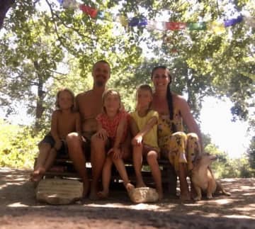 人里離れた森で生活する5人家族、子ども「保護」で裁判所が介入　イタリア