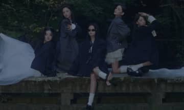 ILLIT、タイトル曲「NOT CUTE ANYMORE」MV公開…ミステリー映画を連想させる演出に注目