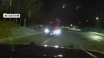 逆走車がパトカーにパッシングで“挑発”…飲酒発覚で身柄拘束　飲酒運転の車が電柱衝突壊れた電線から火花の“追い打ち”　アメリカ