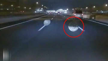 東名高速で突然…目の前に円盤状の物体2つ…車“直撃”でキズも車は走り去る　首都高で“板”ギリギリ回避「サーキット運転経験あり冷静に対応」
