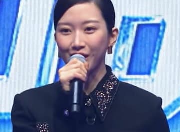 「スタイル良っ」「綺麗すぎ」大人気女優、美脚あらわなタイトミニスカート姿で登場し絶賛の声