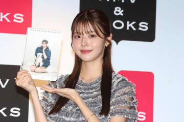 鈴木ゆうか、20代最後カレンダーで過去ベスト更新だ！「1月の“もこもこ”おそろがお気に入り」