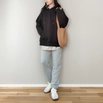 【飛行機の服装】スウェットパンツで快適に！ 機内コーデのコツ