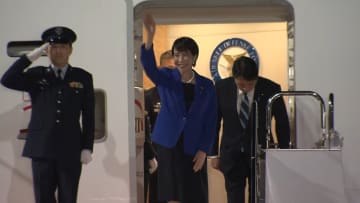 【速報】高市首相が南アフリカから帰国　政府専用機から降りる際には笑顔で手を振る　G20サミット出席など