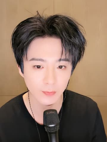 中国の人気俳優リウ・ユーニン、ライブ配信中にストーカーファンから電話がかかってくる