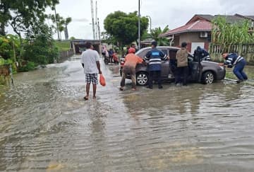 【マレーシア】マレー半島広範囲で洪水被害［社会］　首都交通網に影響、被災者1.4万人