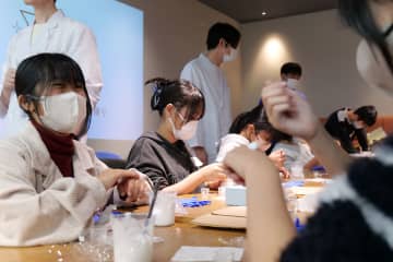 人口1200人の村に活気を！　高知の小中学生、川崎の研究所と特産品使ったハンドクリーム開発　爽やかな香り特徴