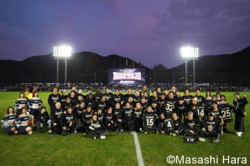 ３季連続昇格の栃木シティ！アタッキングフットボールがもたらした｢休日のエンターテインメント｣！CKから生まれた至極の先制点と歓喜のJ2昇格の瞬間！ピーター・ウタカと田中パウロ淳一が笑顔で抱擁