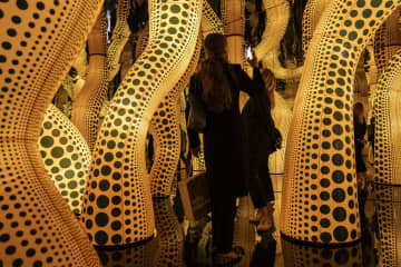 カラフルなドットに隠れた暗い側面　バーゼルで草間彌生展