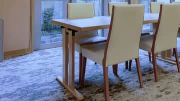 「食堂で泣き出し、卓上をひっくり返した1歳息子。抱っこしてあやしていたら、隣の席の女性客が...」（神奈川県・60代女性）