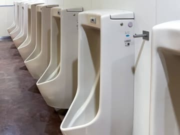 危険！男子トイレの清掃中、ペーパーの裏に隠された「使用済みのカミソリ」を発見　指を切りそうになった女性に同僚は……