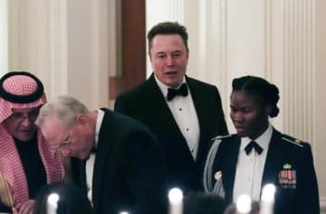 「この写真、何かがおかしい…」マスク氏、エヌビディアCEOらとの豪華ショットも"違和感"「スーツにこの靴？」