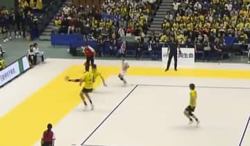 男子バレーで“まるで漫画”な離れ業 “後ろ向き”スライディングで蹴り上げるレシーブに「さすがカルチョの国で育った選手や」