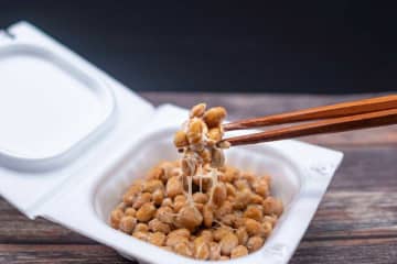 納豆に賞味期限があるのはなぜ？　表面に浮き出る白い粒は発酵が進みすぎたサイン　栄養士が解説
