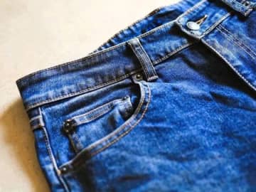 針や糸、テープも不要！【パンツの裾上げ】が今すぐできる裏ワザ。いざという時に覚えておくと便利ですよ♪