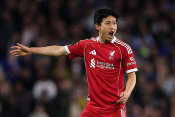 「エンドウを起用すればもっと堅実だ」絶不調で12位転落のリバプール、遠藤航の先発待望論が現地で浮上！「スロット監督は信頼していないが…」