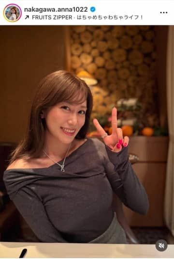 元NHK中川安奈アナ、ワインレッドのワンピで...片脚あげ「激カワ」ポージングにドキっ　「世界一かわいい」