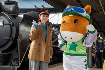 山口ふるさと大使の村重杏奈、『SLやまぐち号』出発式でウインズ小郡20周年を祝福