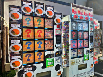 冬の豪華イベント！フカヒレ姿煮＆ズワイガニ盛合せの豪華景品が当たる『年越しそばガチャ』　何が出るか分からない冷凍自販機“めしガチャ”で楽しむ、今年最後の運試し