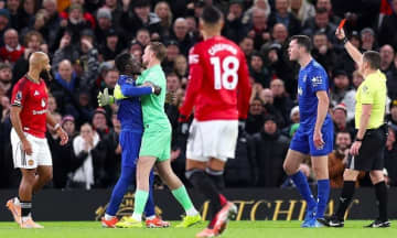 味方を殴って退場の36歳エバートンMFが謝罪。モイーズ監督は「選手たちが言い争うのは結構好きだ」と発言。なぜ？