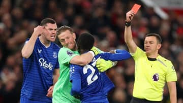 ありえない…味方の顔面をビンタした36歳スター選手、なんと前半13分で一発退場を宣告される