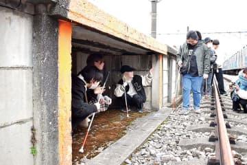 触って実感、視覚障害のある生徒が電車体験学習　ホームの高さやつり革、ドアなどの大きさを確認　ホーム下にある避難場所に入る体験も　「貴重な体験に」
