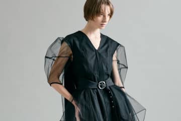 ヨウヘイ オオノ“立体チュール”の黒ドレス＆ドレープ揺れるシャツドレス