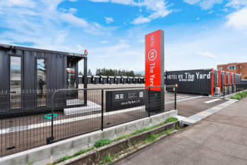 コンテナホテル「HOTEL R9 The Yard 上市」が富山県上市町に開業