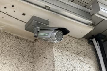 実家の玄関やポストに貼られた謎のシール、「空き巣の標的になる」という話を聞いて心配に…。“20万円”かけて「防犯カメラ」を設置すべき？