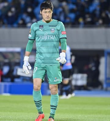 元日本代表10番のサプライズ登場にどよめき！｢まさかすぎる｣｢真の男と男の友情｣栃木GK丹野研太の引退セレモニーに中学時代からの“旧友”が花束を手に駆け付ける！