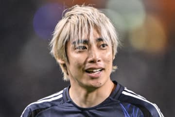 ｢KING純也降臨｣｢ポスター欲しい｣日本代表MF伊東純也の金髪＆ピースサインの“王様ショット”がカッコ良すぎ!プーマ新スパイクのモデル起用で｢そのポーズと流し目は反則｣