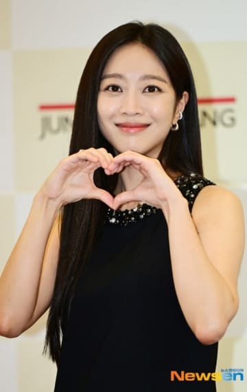 チョ・ボア、結婚から1年でママに！第1子妊娠を発表