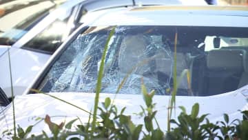 11人死傷ひき逃げ・現場にブレーキ痕なし…歩行者はねた後に加速したか　2時間前には車を盗まれた販売店近くをうろつく“男”の姿