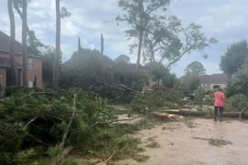 住宅地を襲った竜巻、100棟あまり損壊　住民の捜索活動続く　米テキサス州