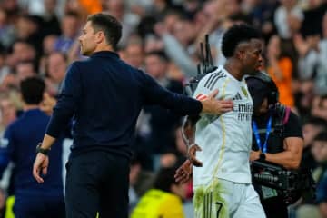 ヴィニシウスとシャビ・アロンソ監督に確執？…金銭面でも折り合いつかず契約延長交渉は停滞か