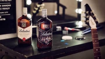 KISSがボトルにデザインされたウイスキー「バランタイン ファイネスト」限定発売決定