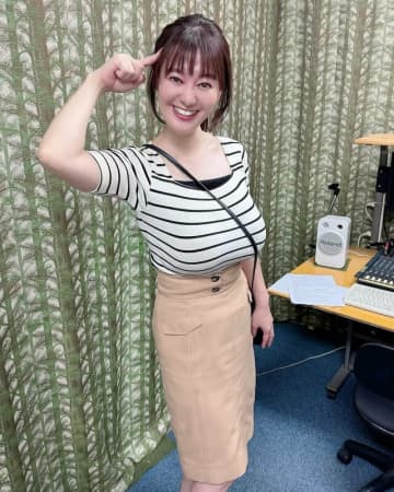 「素晴らしい大胸筋の角度」“グラマラスすぎる”元NHKアナ、『週プレ』ウエディングドレスふう姿で雰囲気激変