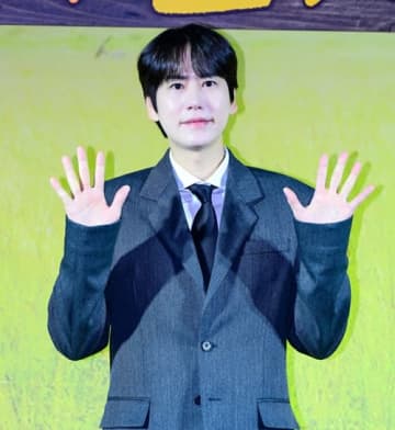 SUPER JUNIOR・キュヒョン、キリンとキス!?スローモーションで映された姿に「嫌悪感」