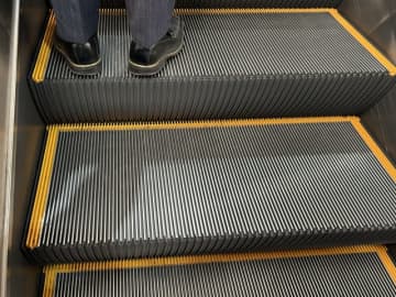 「まず乗り口で1秒ほど立ち止まる」エスカレーターの乗り方が奇妙すぎる彼氏 「後ろが詰まってるよ」と言えず……結局別れた女性