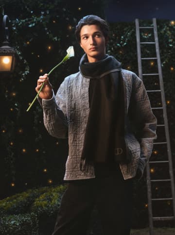 【DIOR HOLIDAYS】煌めく迷宮で贈る特別なギフト！「ディオール オブリーク」再解釈アイテムから愛犬ボビーモチーフバッグまで、メンズの冬ワードローブが登場