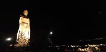 11月はオレンジリボン・児童虐待防止推進キャンペーン！平和観音がオレンジ色にライトアップ