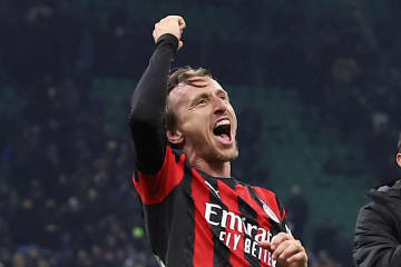 モドリッチが“ミラノ・ダービー”の歴史に名を刻む！　史上5人目の40歳以上でプレーしたFPに