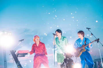 劇場がライブステージに！唯一無二の“全席、最前列。”体験 Mrs. GREEN APPLEのライブフィルム『FJORD』