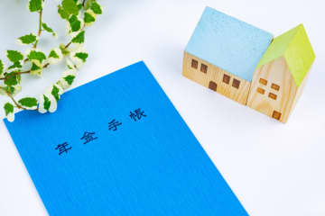 現在66歳の父は「年金は65歳になると自動でもらえる」と勘違いして1年近くもらい忘れていたようです。今からでも申請すればこれまでの分は受け取れますか？