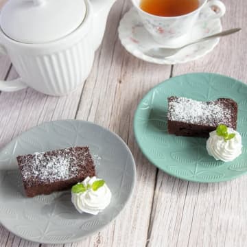 【材料4つ！混ぜたらレンチンするだけ】チョコ使ってないのに何これ！？しっとり濃厚でウマすぎる！史上最強に簡単＆コスパ最強おやつレシピ