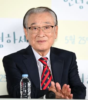 結婚発表のシン・ミナ＆キム・ウビン、大御所俳優イ・スンジェさんを追悼…並んで弔花送る