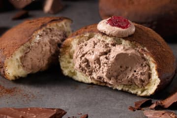 クリスピー・クリーム・ドーナツの東京限定ドーナツ、“ふわっふわ”チョコホイップ×ラズベリーソース