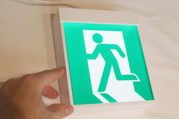 非常口の誘導灯に新機能、自動点検で時短に　パナソニック