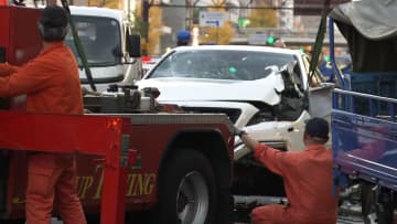 猛スピードで車2台に追突…車から飛び出し逃走する様子もカメラに　11人死傷ひき逃げ事件　現場にはブレーキ痕なし